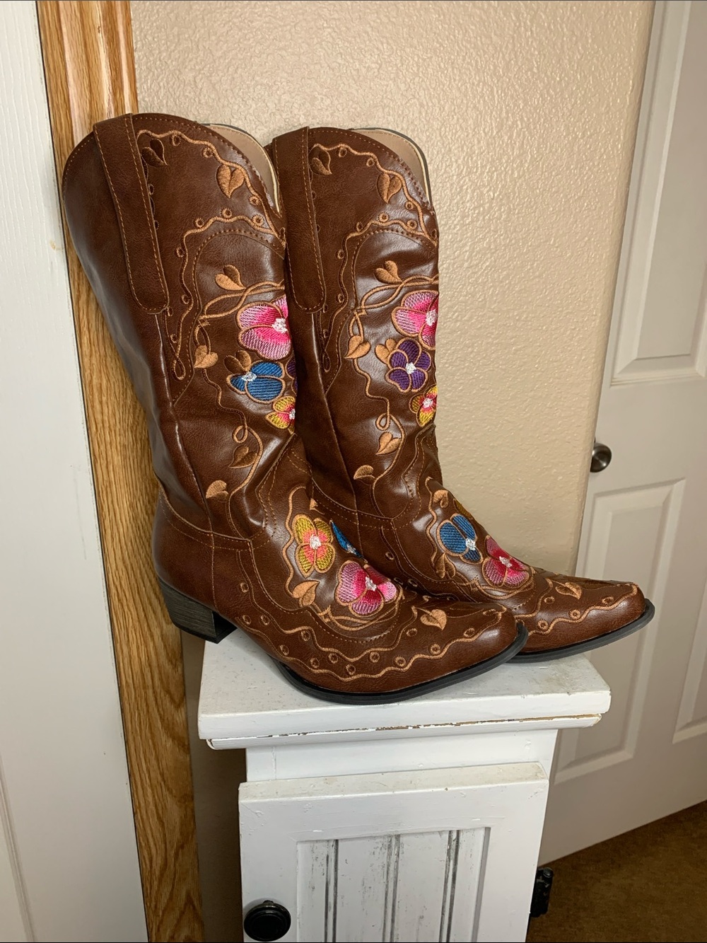 WESTERN Brown Embroidered Floral Boots